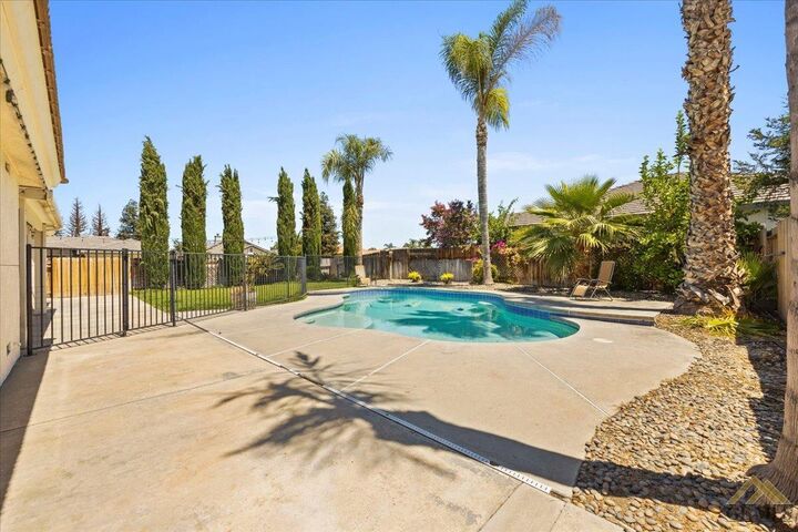 Property Photo:  10616 Dorchester Street  CA 93311 