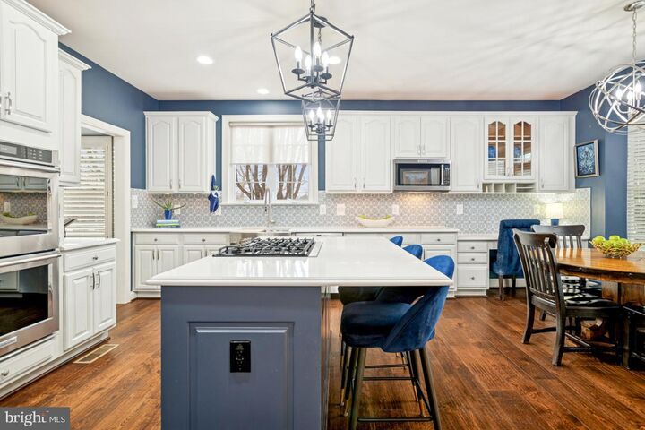 Property Photo: 22833 Highcrest Circle VA 20148