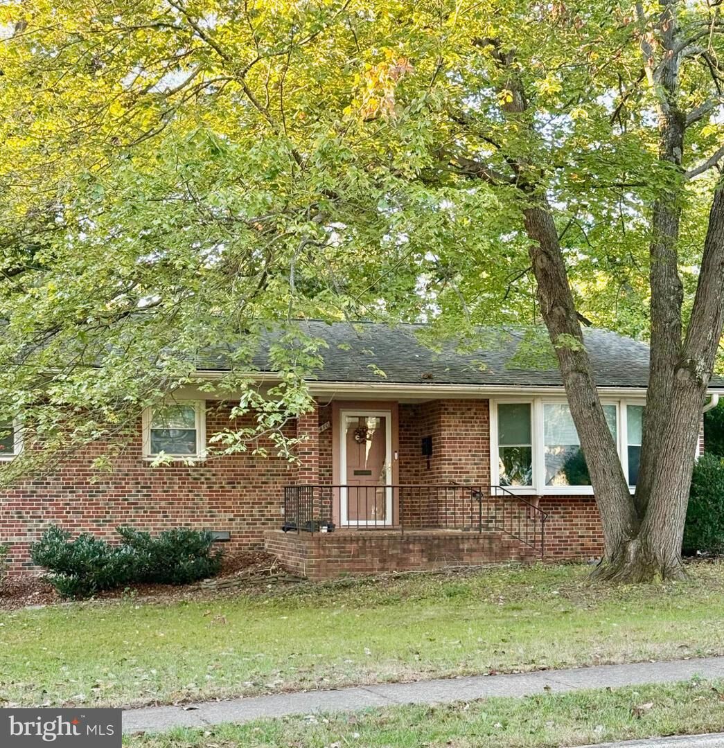 Property Photo:  2410 Drexel Street  VA 22180 