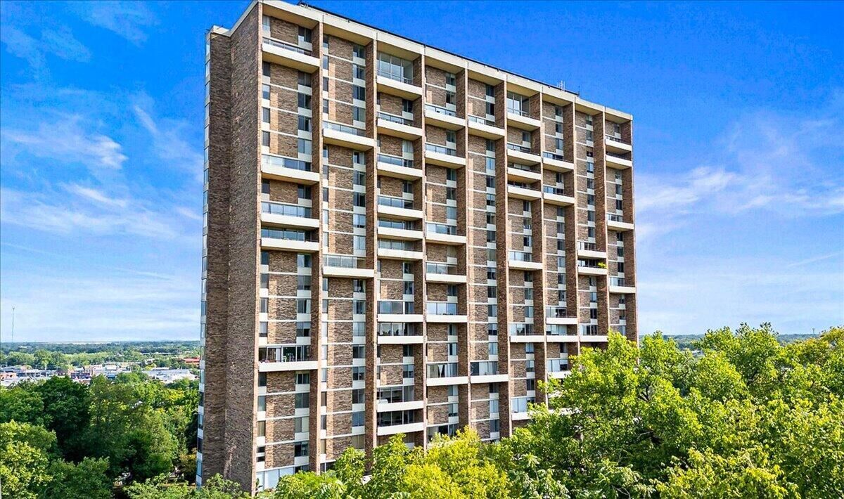 Property Photo:  1000 Urlin Avenue Avenue  OH 43212 