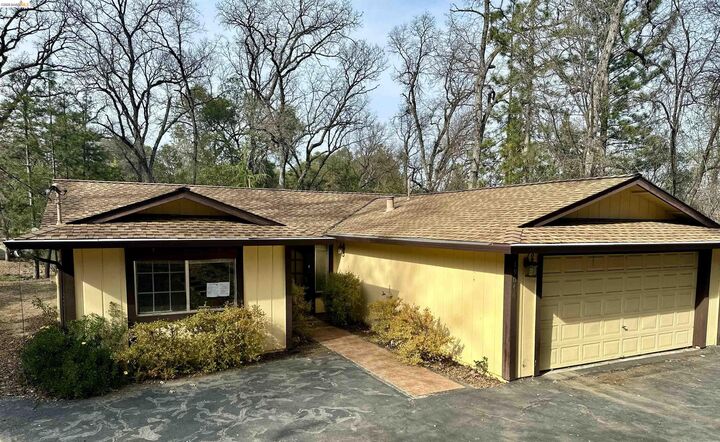 Property Photo: 19046 Digger Pine St CA 95321