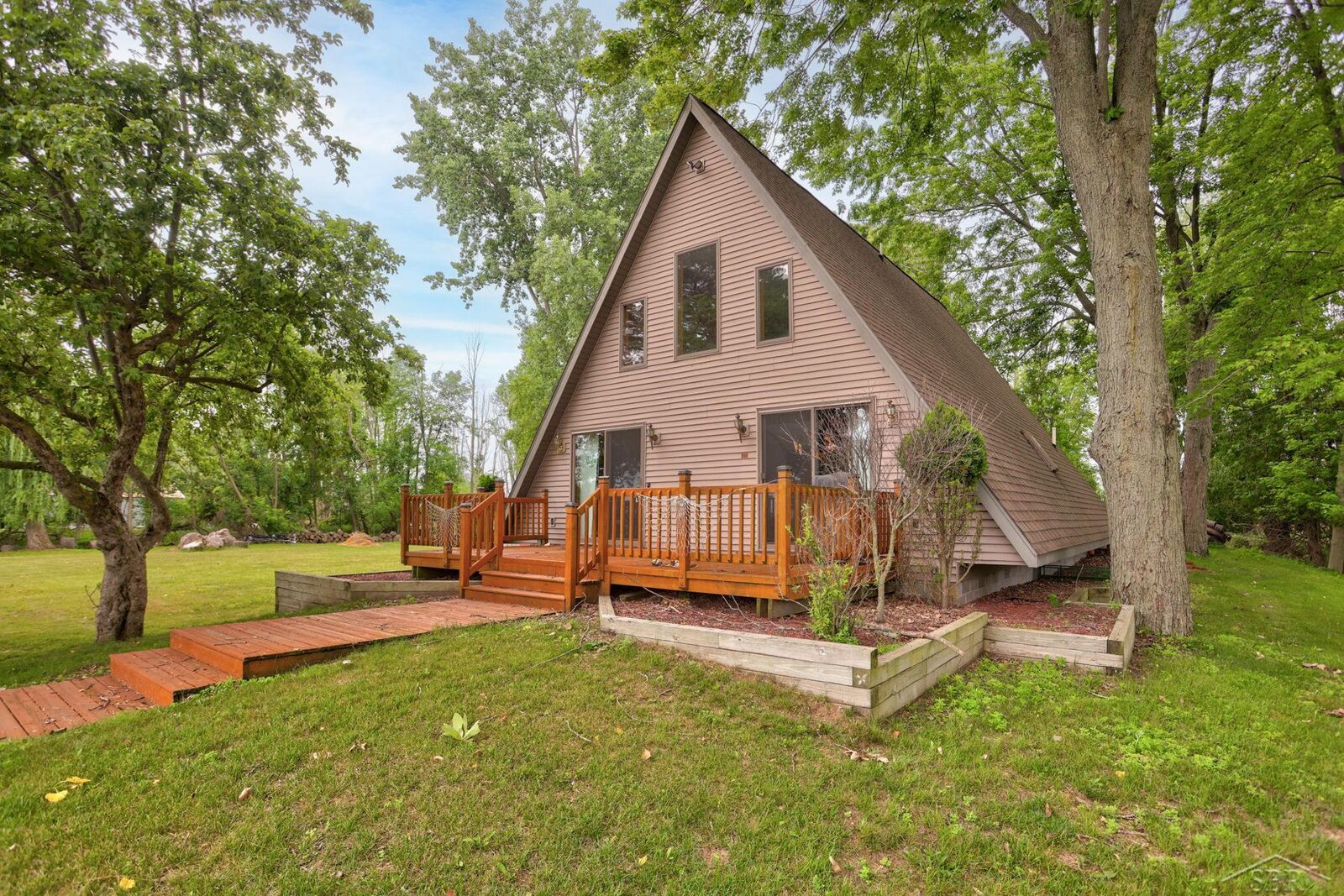 Property Photo:  5196 Beachwood Drive  MI 48658 
