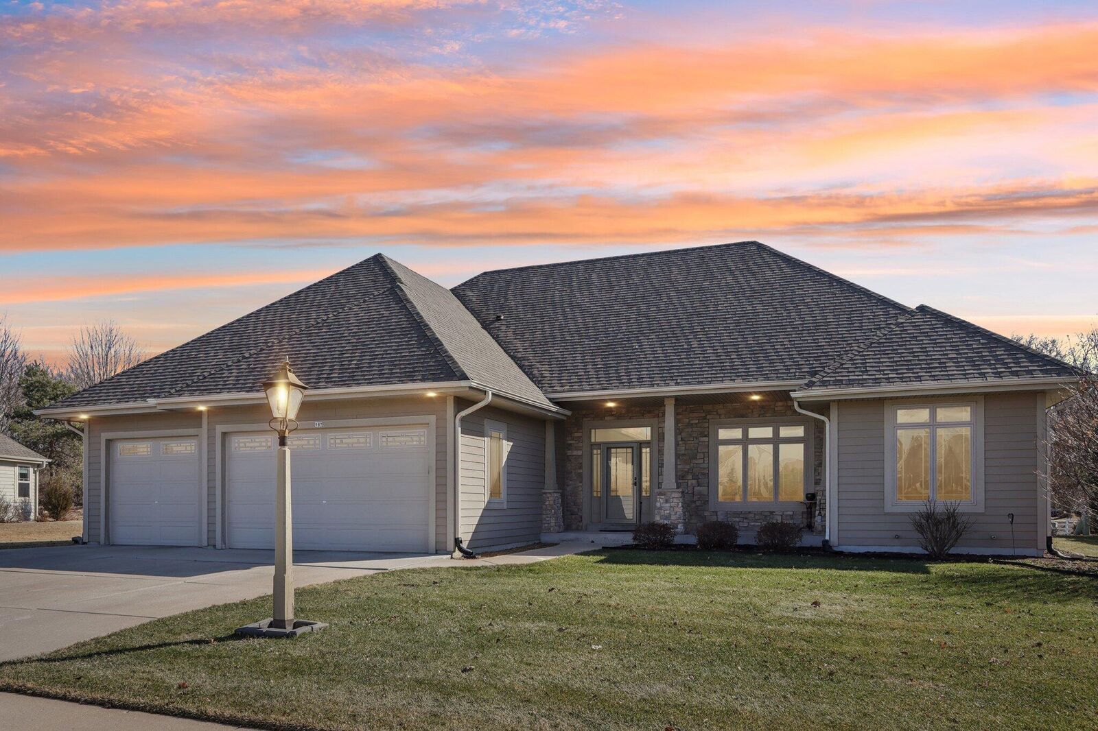 Property Photo:  987 Prairieview Cir  WI 53066 