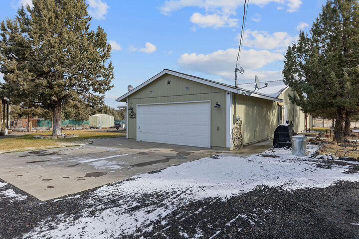 Property Photo:  13574 SE Southwood Drive  OR 97754 