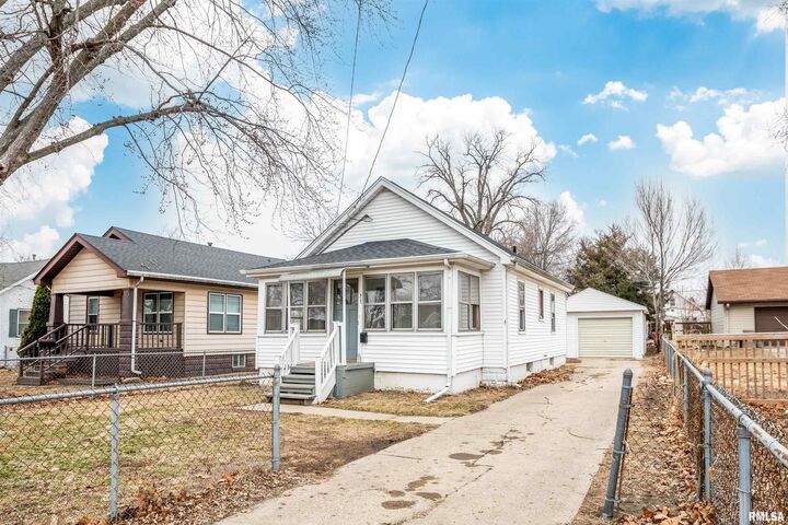 Property Photo:  911 E Moneta Avenue  IL 61616 