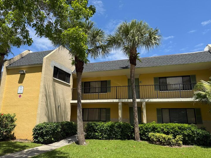 Property Photo:  1106 Meadows Circle 1106  FL 33436 