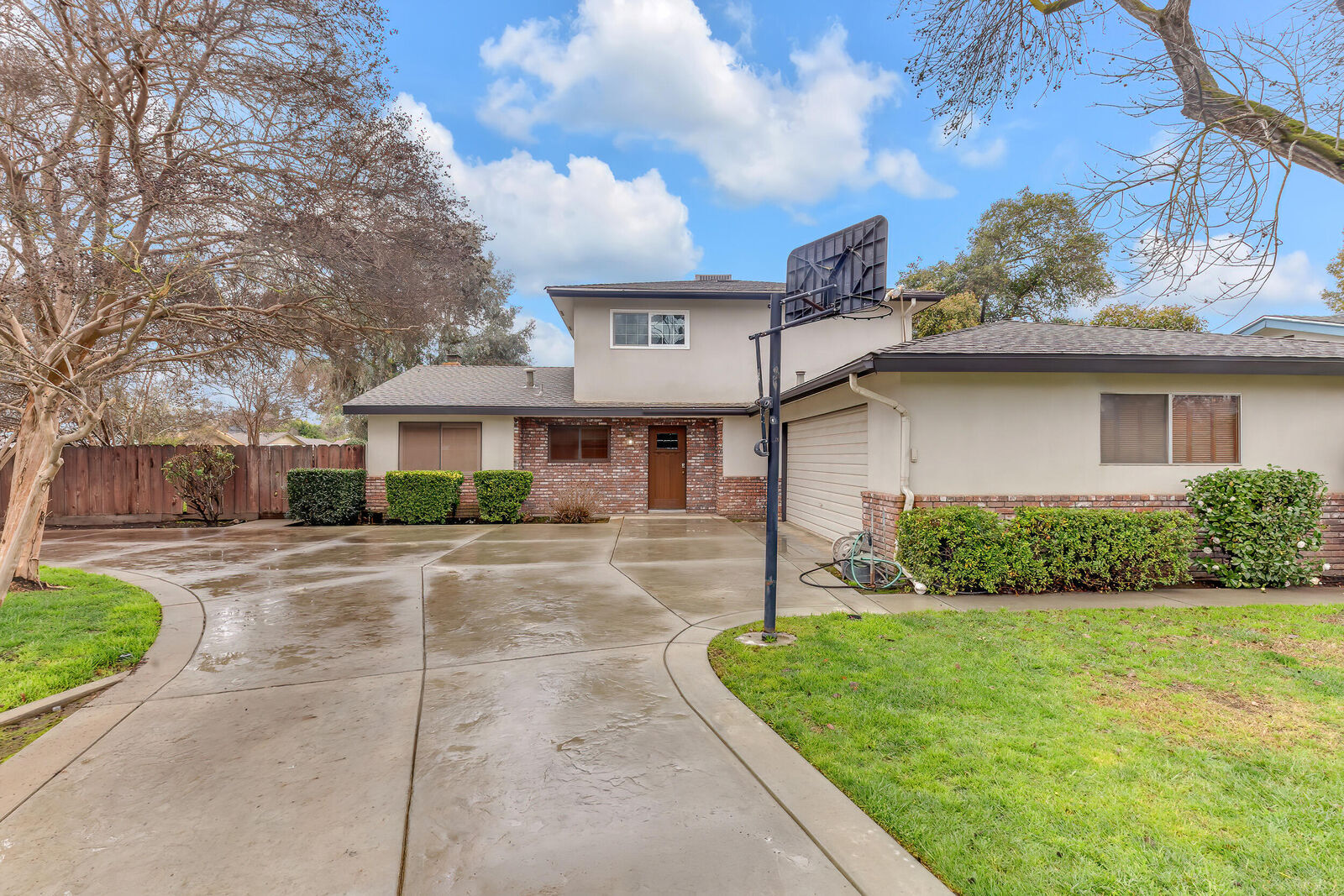 Property Photo:  2417 E Howard Avenue  CA 93292 