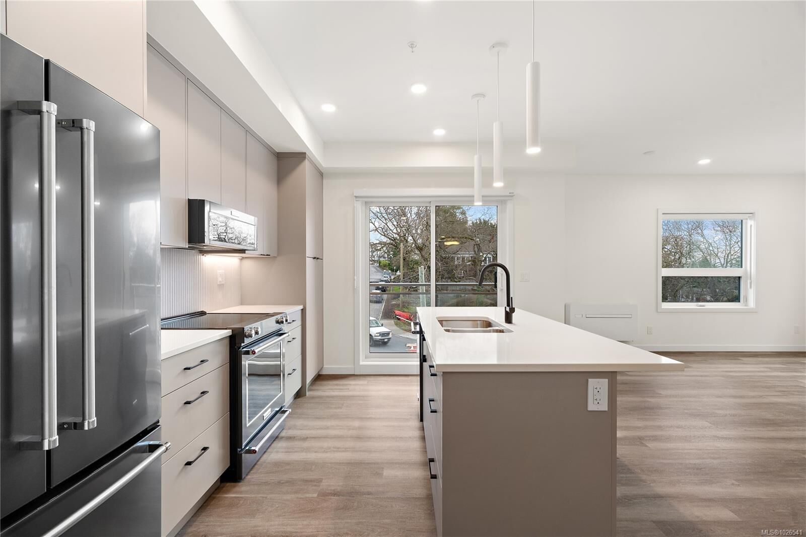 Photo de la propriété:  610 Lampson St 407  BC V9A 0L4 