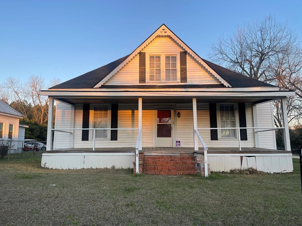Property Photo:  181 Walnut St  GA 31763 