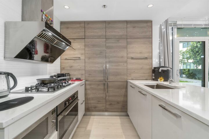 Property Photo:  7388 Kingsway 402  BC V3N 0G9 