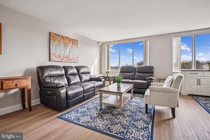 Property Photo: 6621 Wakefield Drive 812 VA 22307