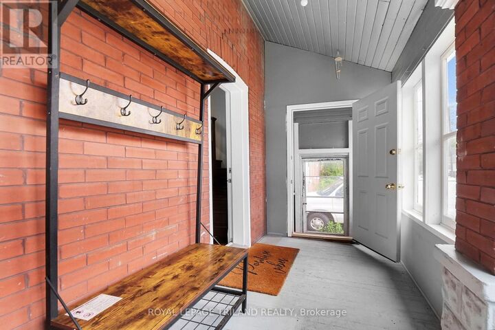 Property Photo:  86 Kains Street  ON N5P 1N7 