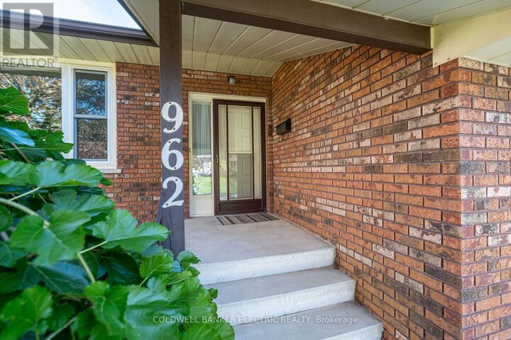 Property Photo:  962 Golfview Road  ON K9J 7W4 