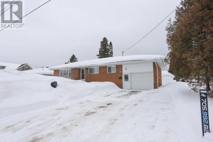 Photo de la propriété:  224 Doncaster Rd  ON P6C 2T6 