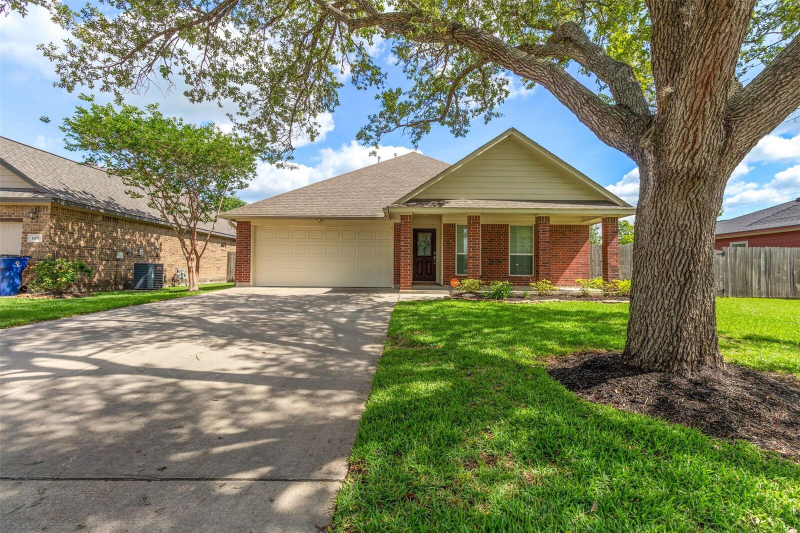 Property Photo: 1105 Isabella Boulevard TX 77515