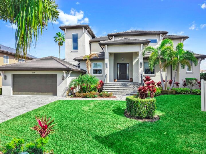 Property Photo: 901 Capriccio Lane FL 33572