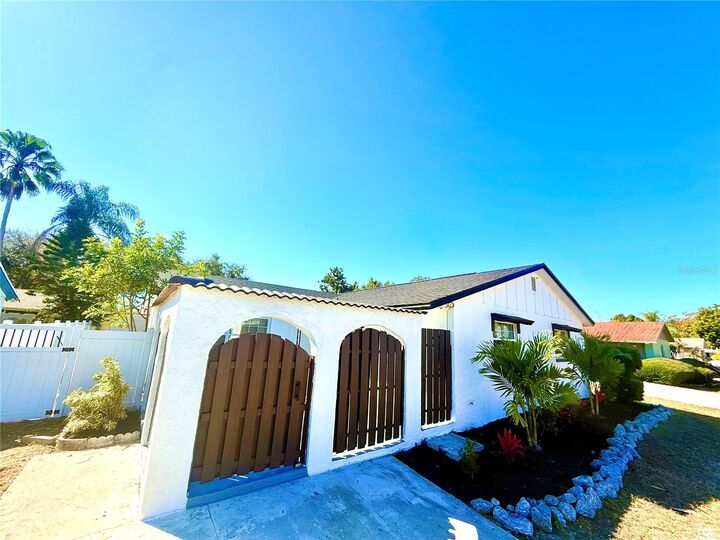 Property Photo:  6910 Dalkeith Avenue N  FL 33709 