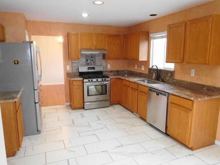 Property Photo: 2000 Twin Sun Circle MI 48390