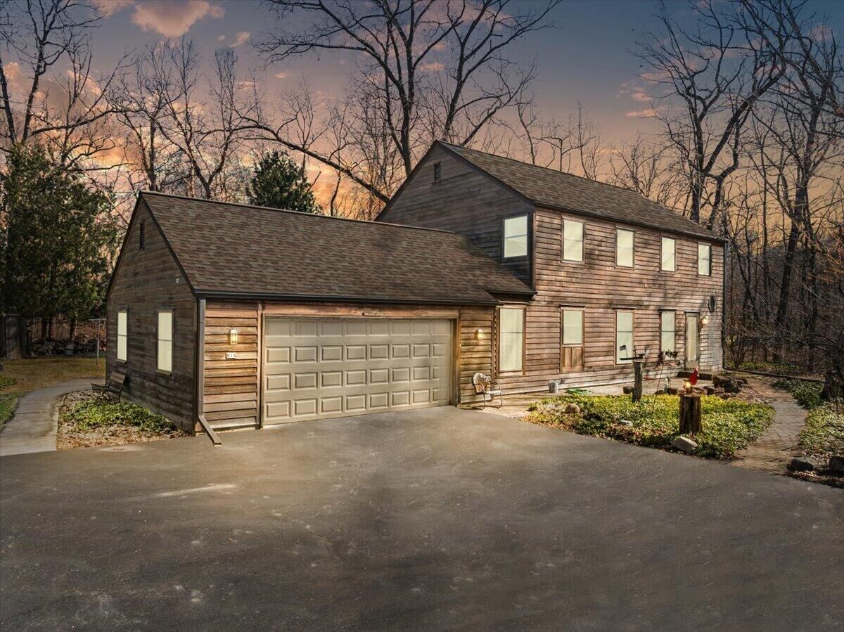 Property Photo:  814 Tipperary Ln  WI 53027 