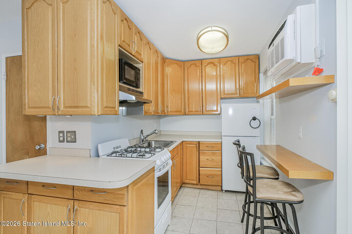 Property Photo:  485 Armstrong Avenue E 2  NY 10308 