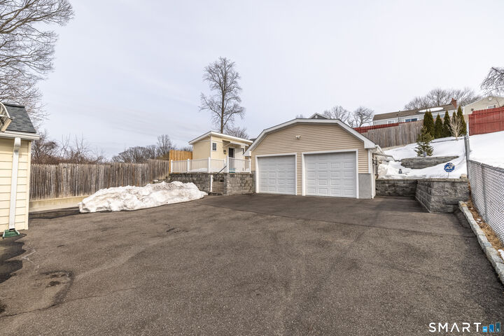 Property Photo:  46 Oakleaf Street  CT 06606 