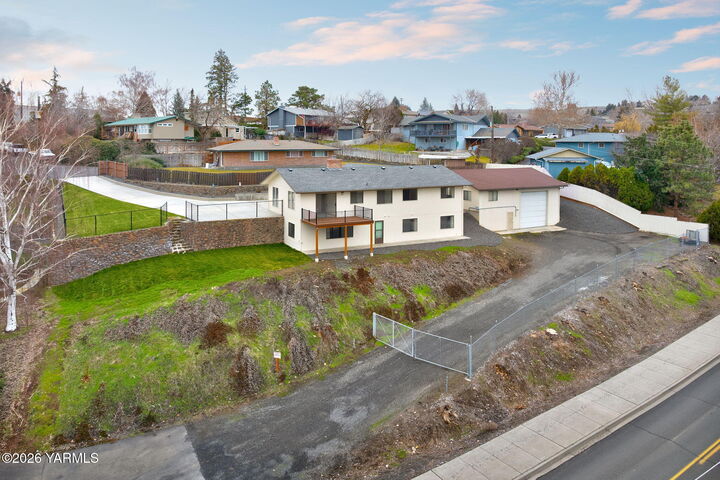 Property Photo:  608 Anchor Pl  WA 98942 