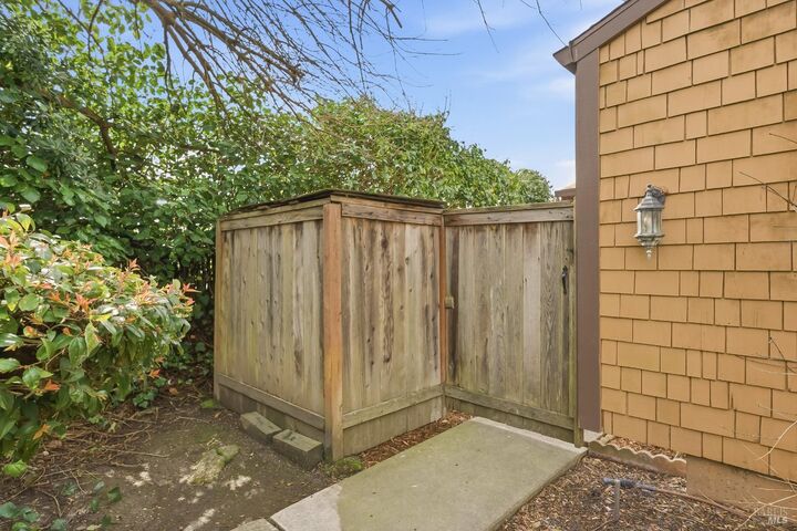 Property Photo:  850 E Cotati Avenue 11  CA 94931 