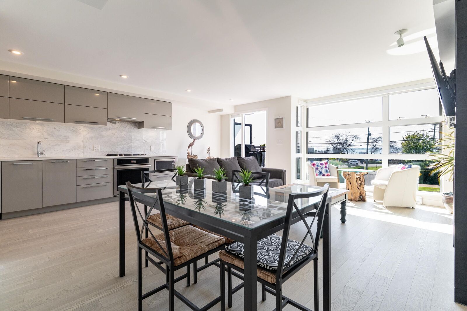 Property Photo: 1160 Oxford Street 203 BC V4B 0B3