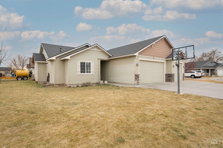 Property Photo:  1295 NE Dusty Ct  ID 83647 