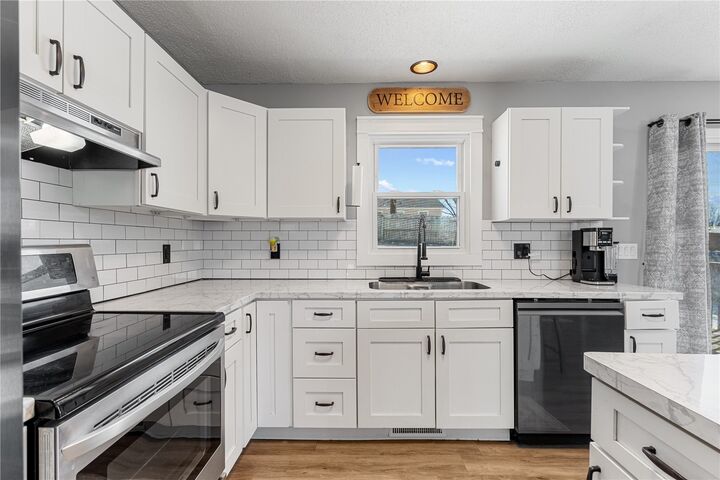 Property Photo:  1719 South View Drive NW  IA 52405 