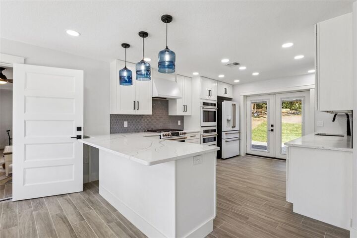 Property Photo:  118 N Grandview Street  FL 32757 