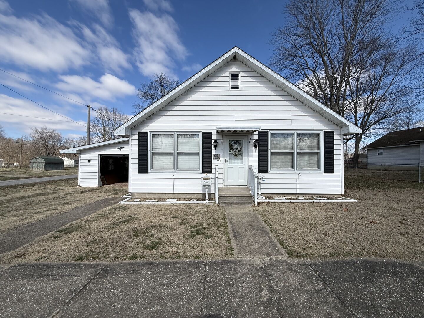 Property Photo:  1421 W Maple Street  IL 62948 