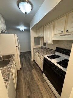 Property Photo: 1870 Tall Oaks Drive 2104 IL 60505