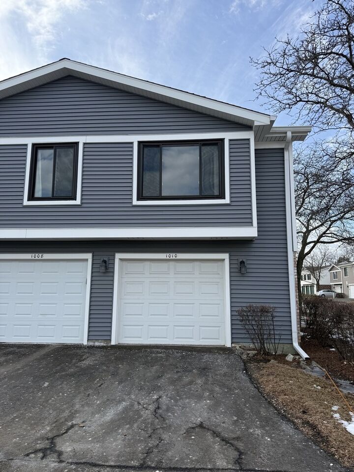 Property Photo: 1010 Hayes Court 1010 IL 60061