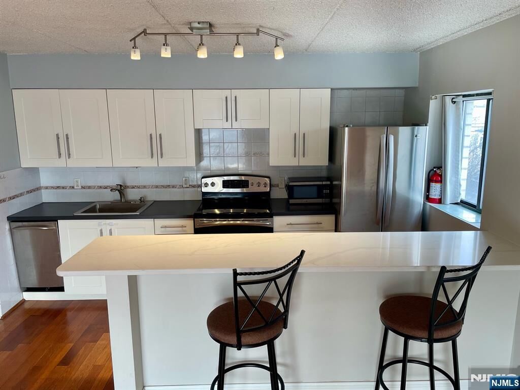 Property Photo:  281 Park Street 1A  NJ 07601 