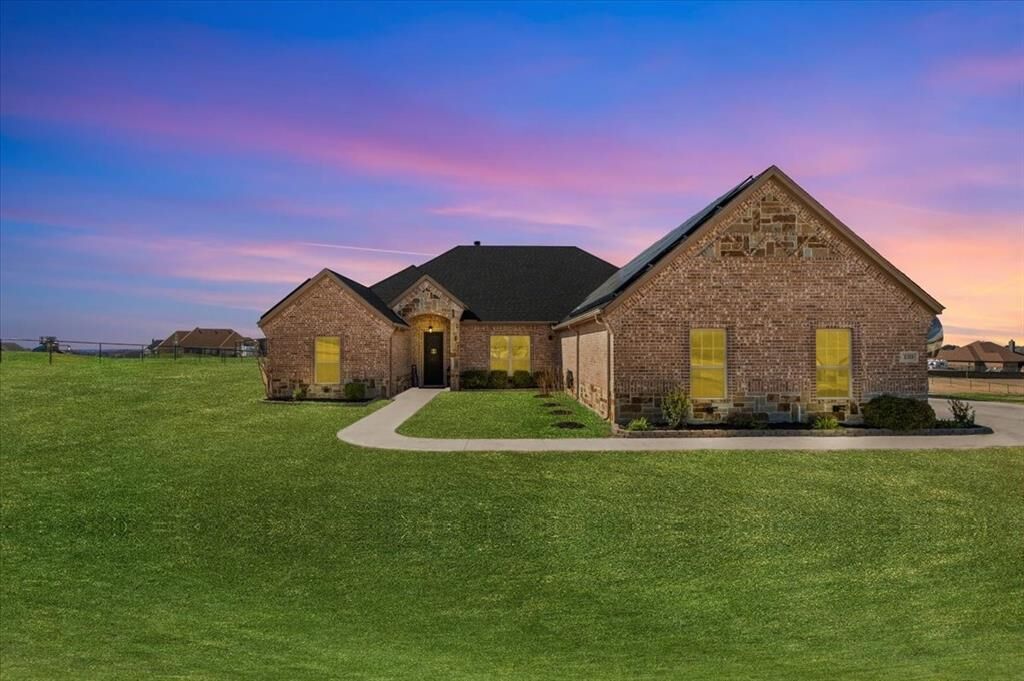 Property Photo: 139 Stanford Lane TX 76082