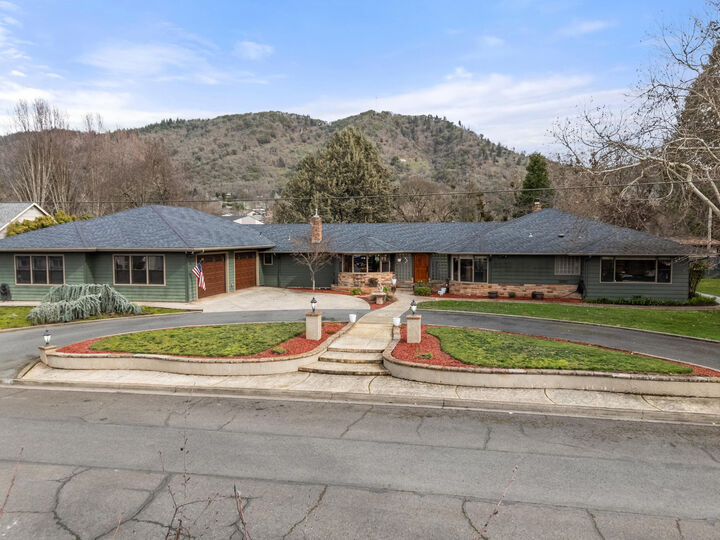 Property Photo:  1117 NE Memorial Drive  OR 97526 