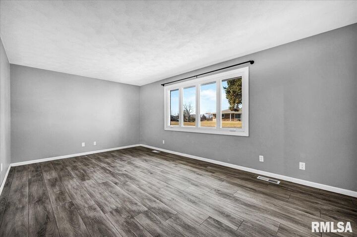 Property Photo:  610 N Rainbow Road  IL 61604 