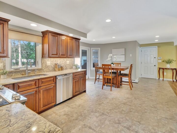 Property Photo:  7 Fieldstone Dr  MA 02048 