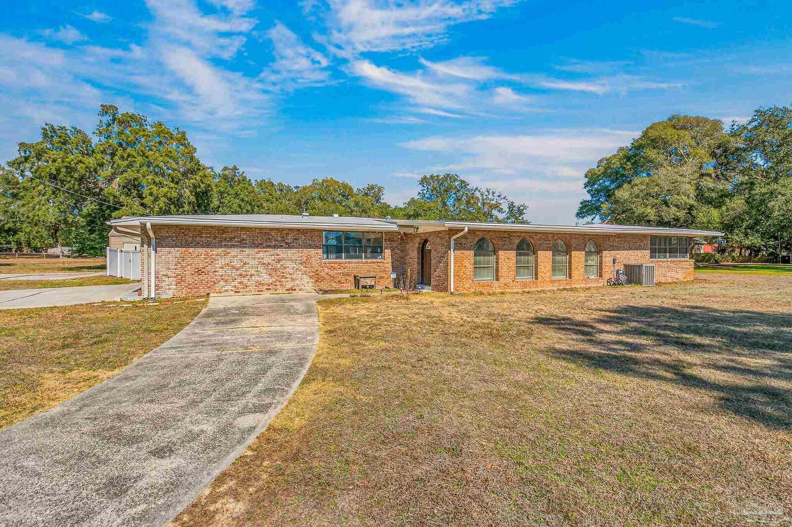 Property Photo:  8 Manor Dr  FL 32507 