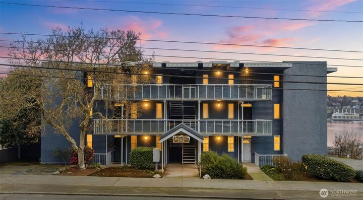 Property Photo: 1758 Dexter Avenue N 4 WA 98109