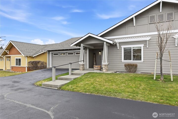 Property Photo:  803 S Willow Street 202  WA 98926 