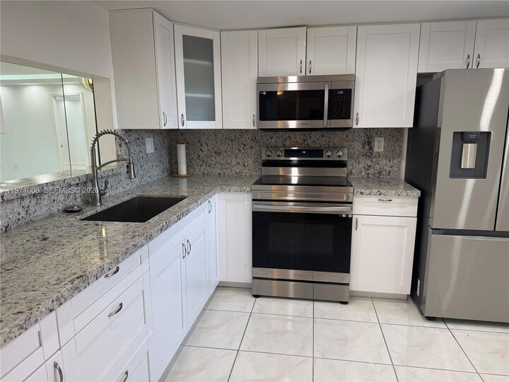 Property Photo:  1101 Colony Point Cir 102  FL 33026 