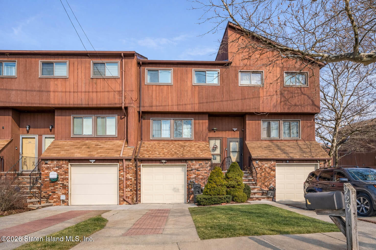 Property Photo:  929 W Fingerboard Road  NY 10304 