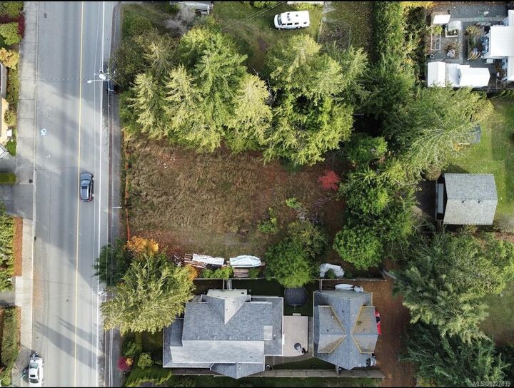 Property Photo: 172 Fern Rd W BC V9K 1S4