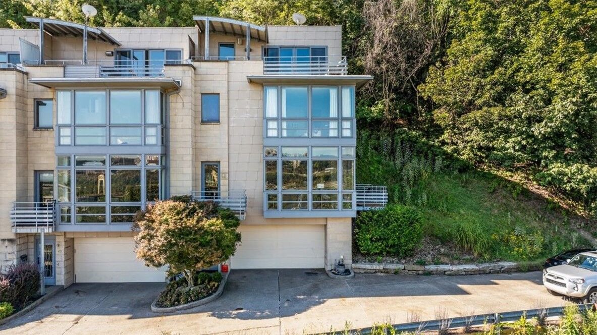 Property Photo: 46 Windom Hill Pl PA 15203