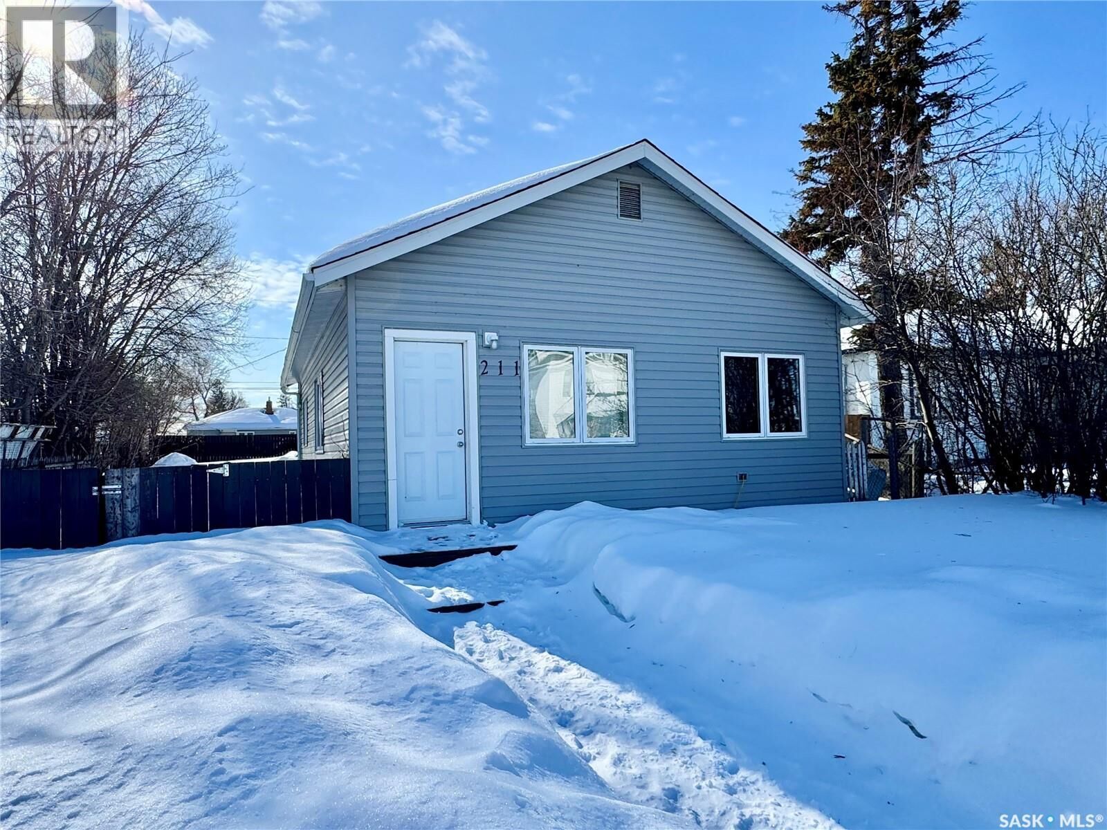 Property Photo: 211 9th Street E SK S6V 0X7