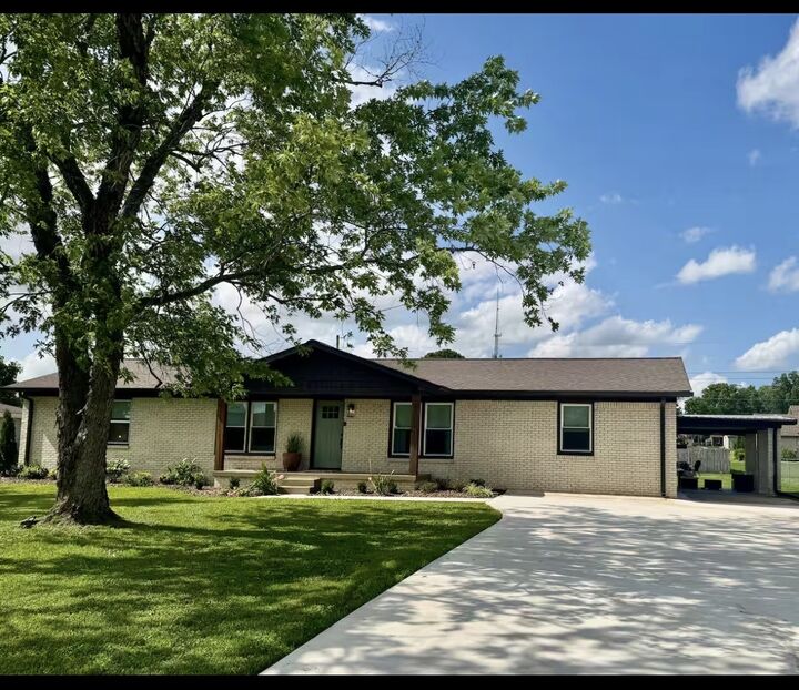 Property Photo: 402 8th St TN 38464