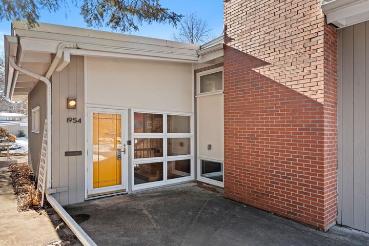 Property Photo:  1954 Summit Avenue  MN 55105 