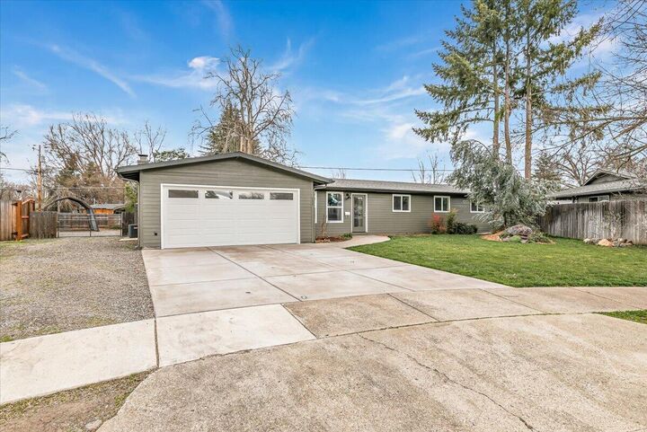 Property Photo:  532 Barry Circle  OR 97501 